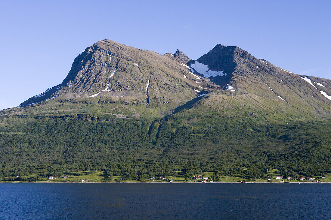Häuser an Küste von Fjord, nahe Tromso, Troms, Norwegen, Europa