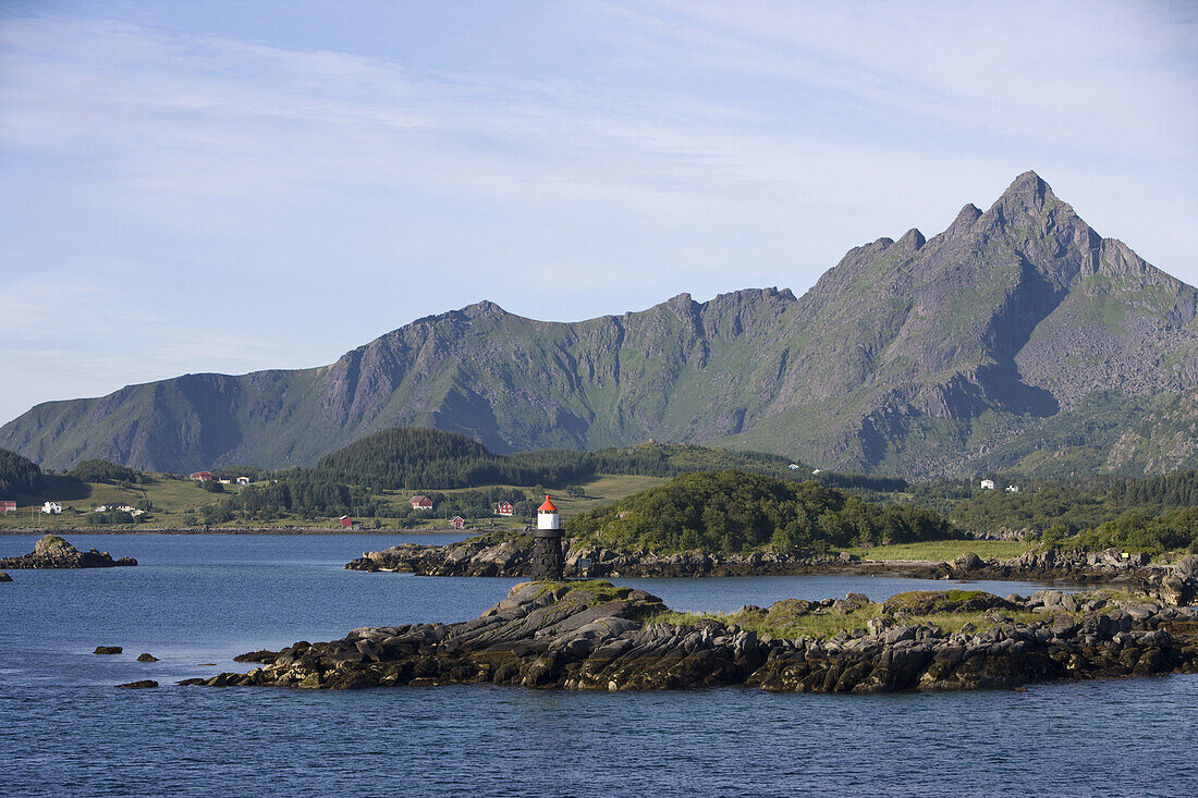 Leuchtturm und Berge, nahe Leknes, Lofoten, Norwegen, Europa