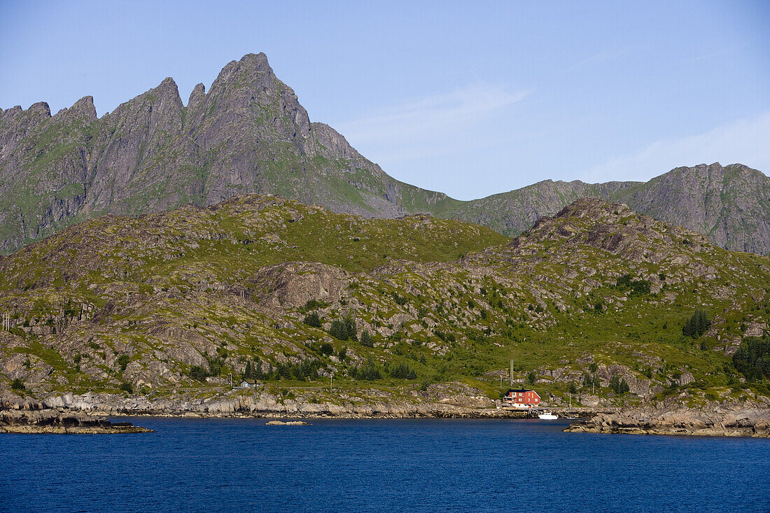 Idyllisches Haus und Berge, nahe Leknes, Lofoten, Norwegen, Europa