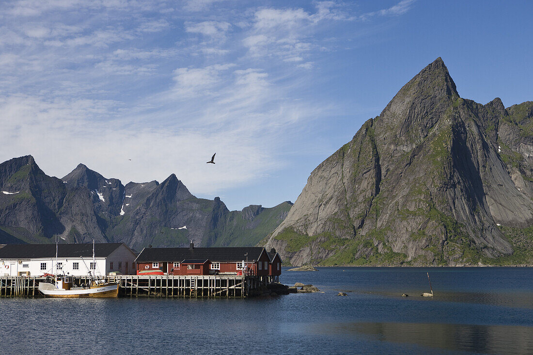 Fischerboot und Fischfabrik nahe Hamnoy, Moskenesoy, Lofoten, Norwegen, Europa