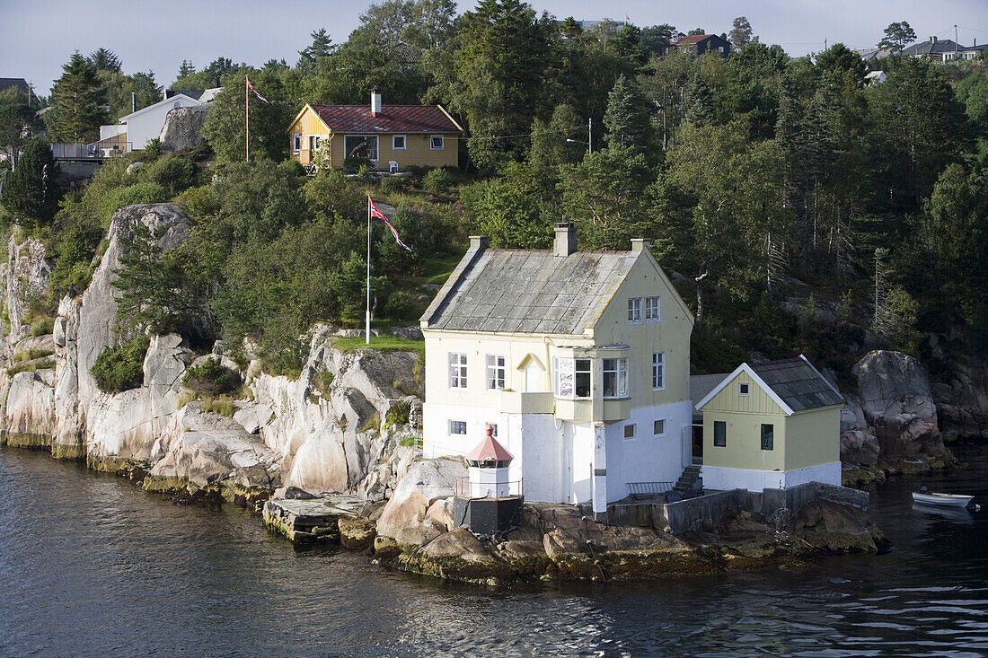 Idyllische Häuser am Fjord, nahe Bergen, Hordaland, Norwegen, Europa
