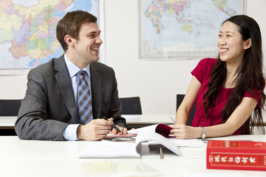 Chinesischlehrerin und, deutscher Geschäftsmann, Konfuzius-Institut Leipzig, Leipzig, Sachsen, Deutschland