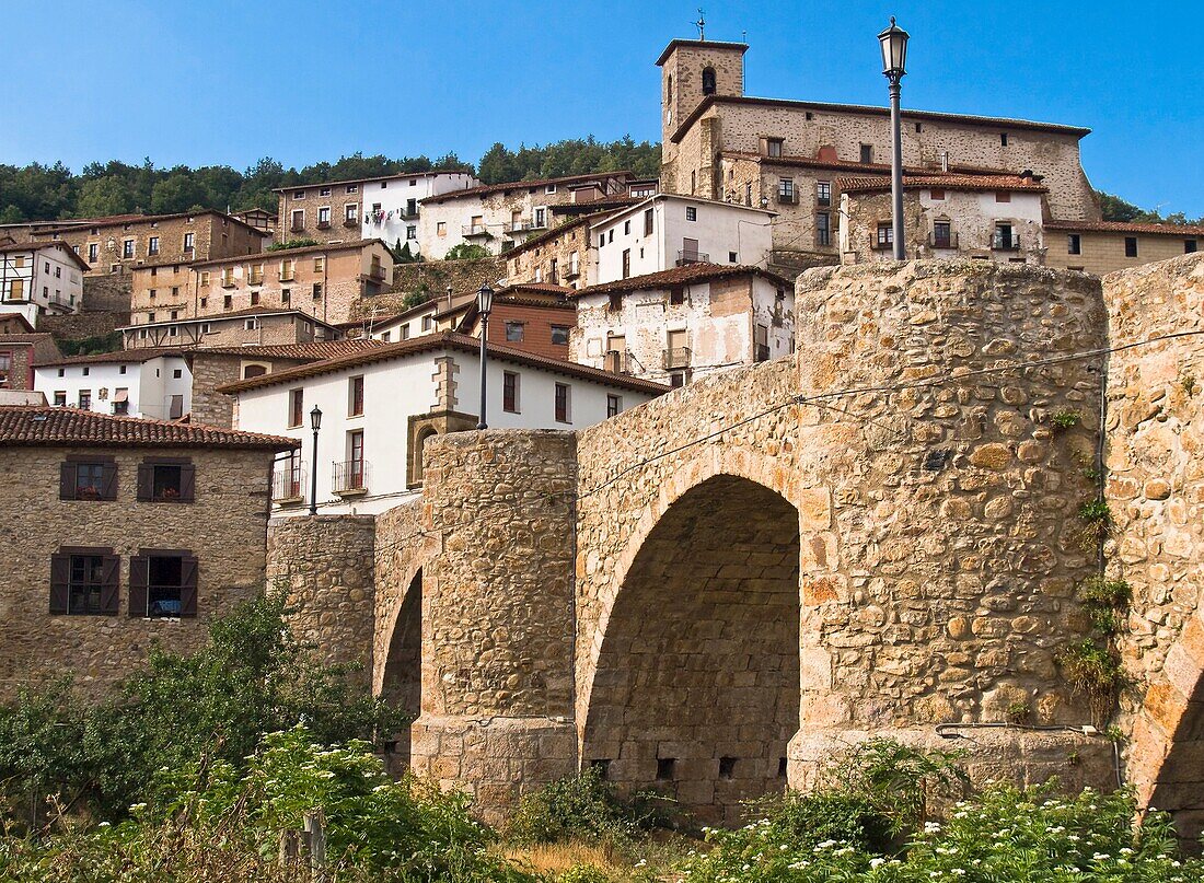 Puente medieval sobre el río Iregua y caserío de Villoslada de Cameros - Camero Nuevo - Sistema Ibérico - La Rioja - España