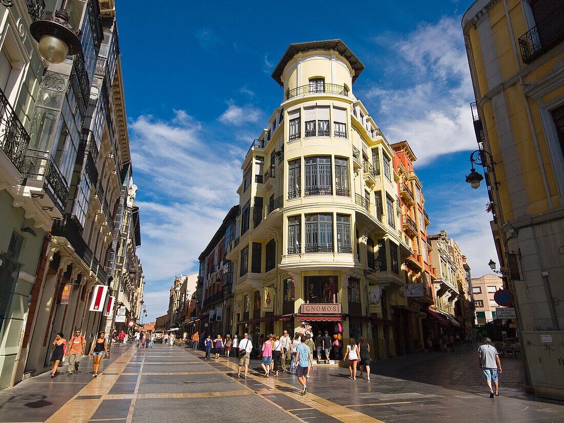Fachada en chaflán de un edificio en la esquina de la confluencia de la calle Ancha y la calle Varillas en el casco urbano de León - Castilla y León España