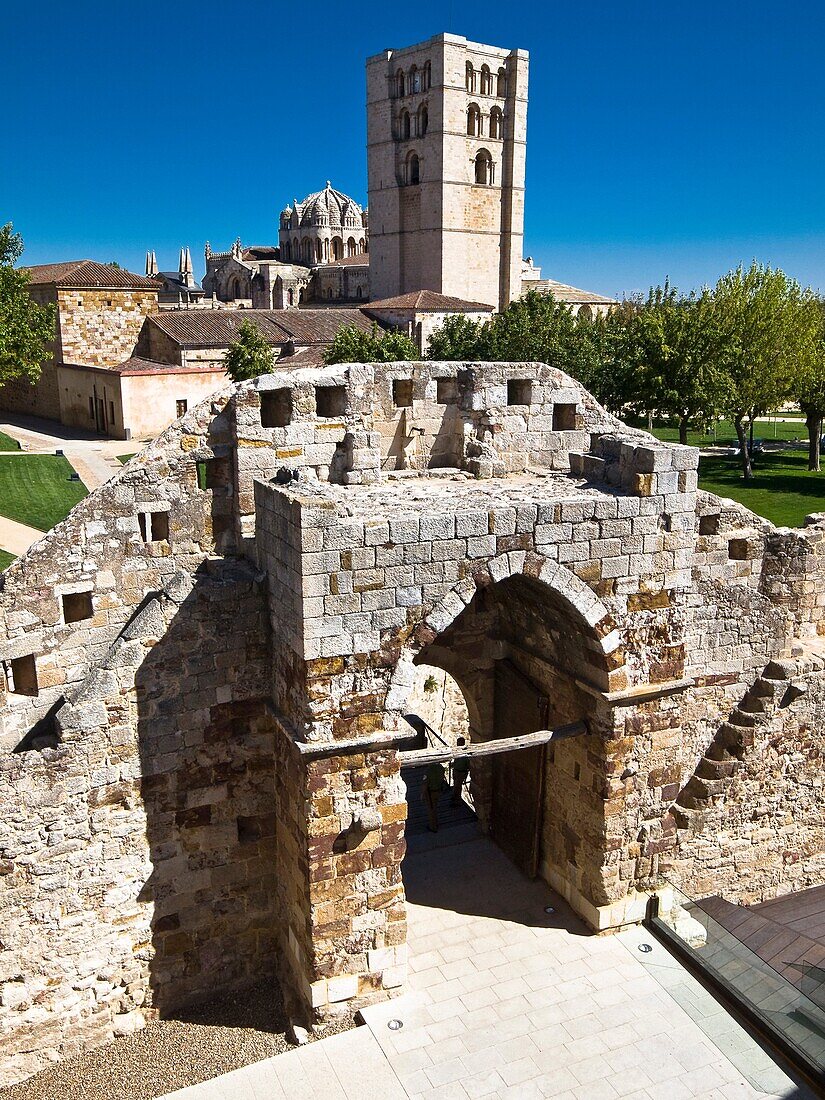 Interior y puerta de entrada del castillo de Zamora. Al fondo torre y cimborrio de la iglesia catedral del Salvador, de estilo románico - Castilla y León - España