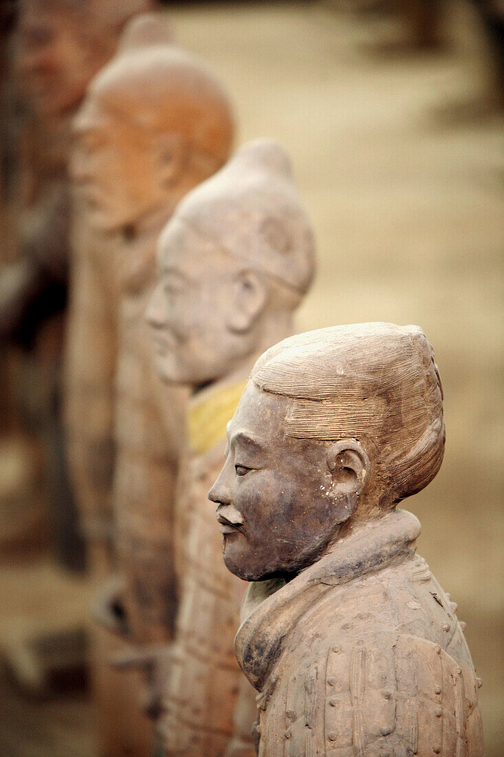 Archaeology, Army, Art, Arts, Asia, China, Color, Colour, Head, Heads, Historic, Historical, History, indoor, indoors, interior, Line, Lines, Mausoleum, Mausoleums, power, Row, Rows, Sculpture, Sculptures, Selective focus, Shaanxi, Shanxi, Shensi, Sian, S