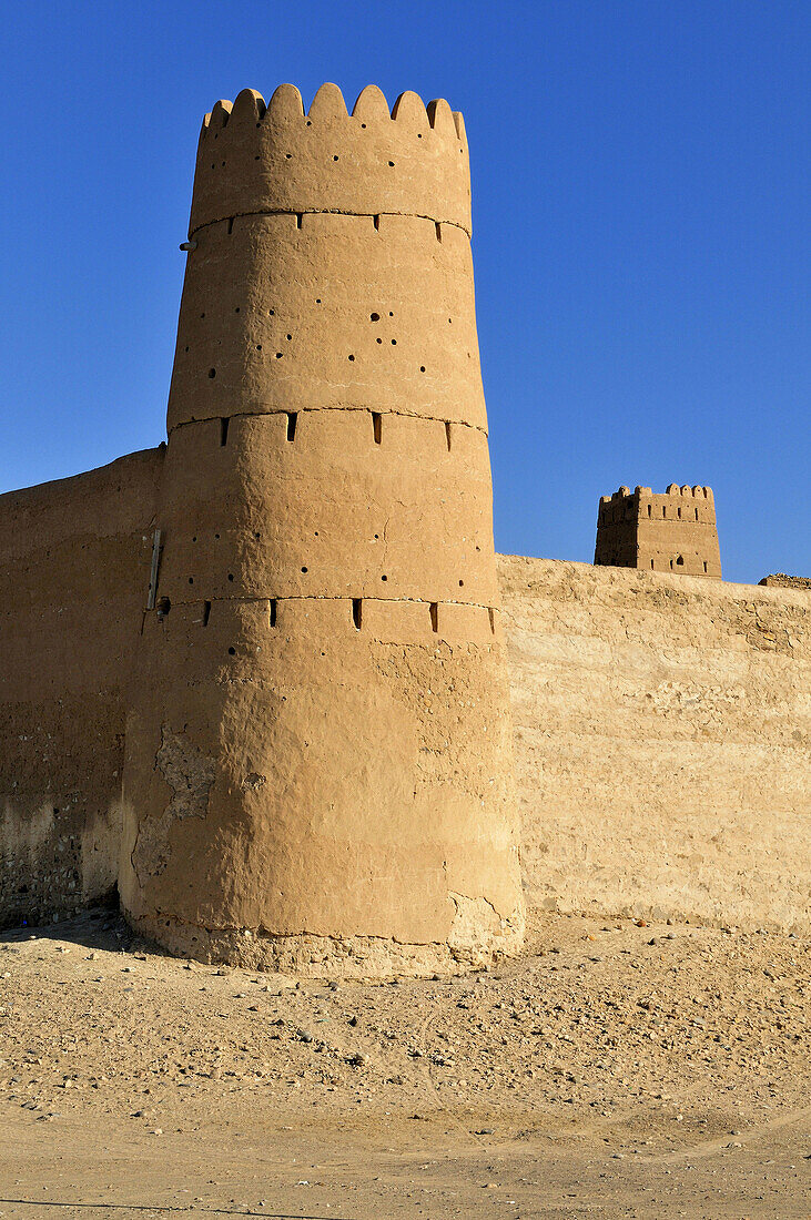 historic adobe fortification of the Al Hamoda Sheiks, Jaalan Bani Bu Ali Fort or Castle, Sharqiya Region, Sultanate of Oman, Arabia, Middle East