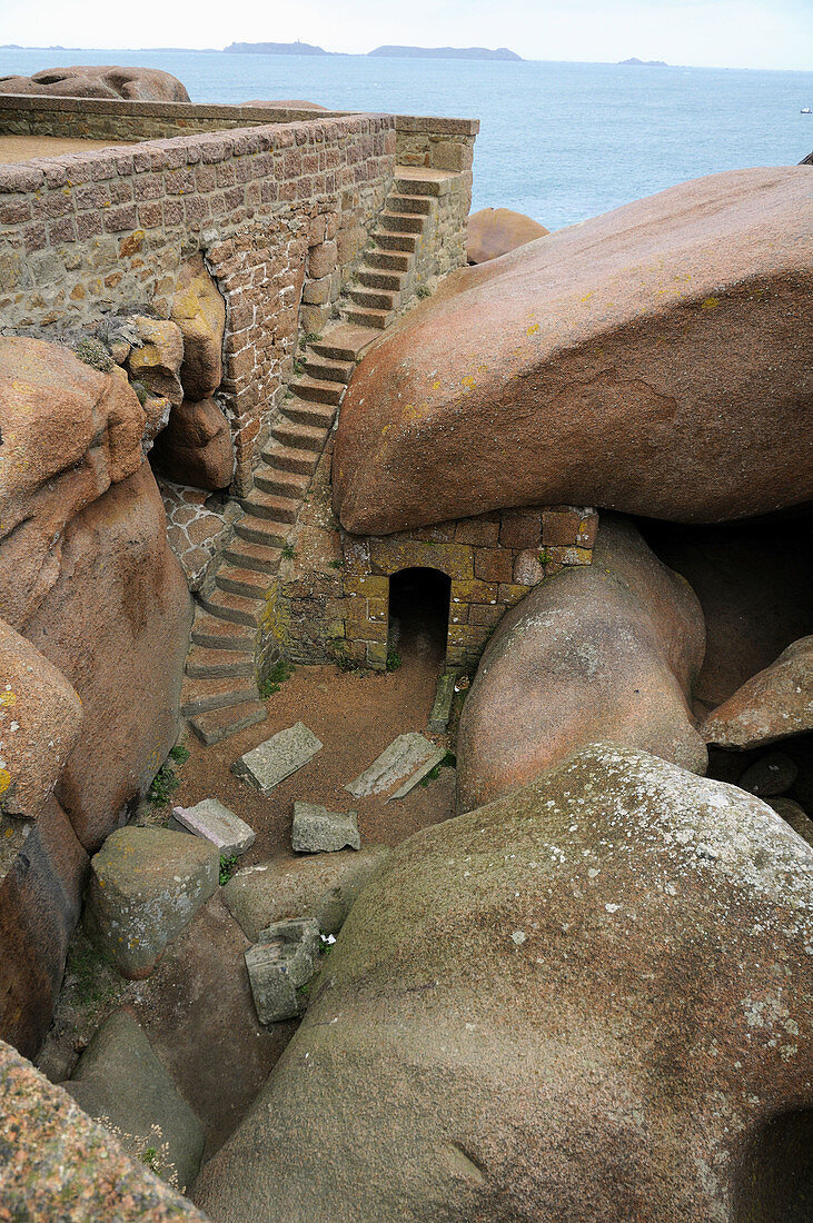 France, Brittany, Perros-Guirec 22  Côte de granit rose, shelter near Ploumanach lighthouse