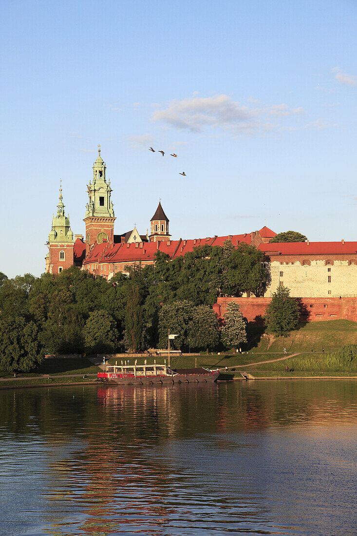 Poland, Krakow, Wawel Castle and Cathedral, Wisla River