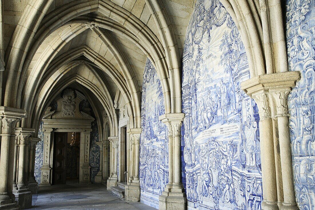 Cloister of Se Cathedral, Porto, Douro Litoral, Portugal