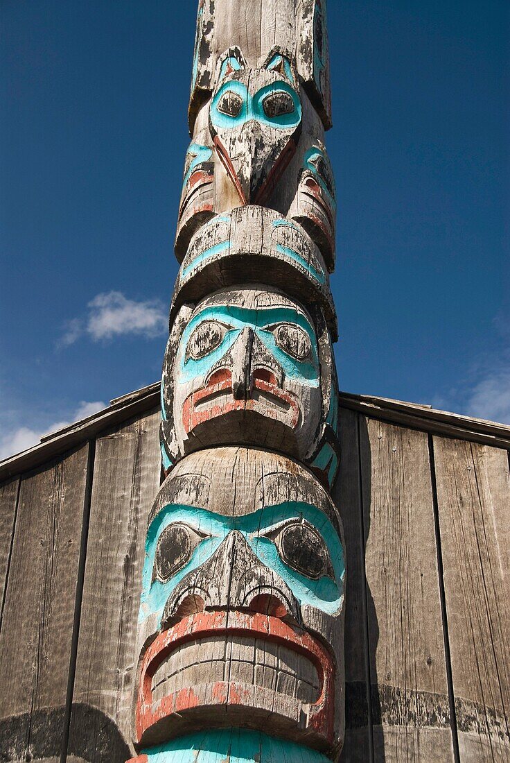 Tlingit Totem Pole, Raven´s Fort Tribal House, Fort William Seward, Haines, Alaska, USA