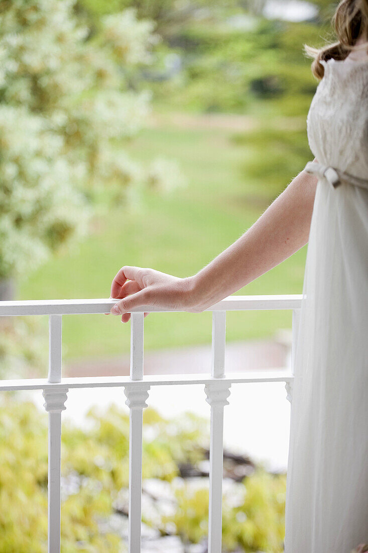 Aufgestützt, Aufstützen, Aussen, Balkon, Balkone, Detail, Details, Draussen, Eine Person, Eins, Empfindlich, Erwachsene, Erwachsener, Farbe, feminin, Frau, Frauen, Frauenkleid, Frauenkleider, Garten, Gärten, Geländer, Hand, Hände, Kleid, Kleider, Mensch, 