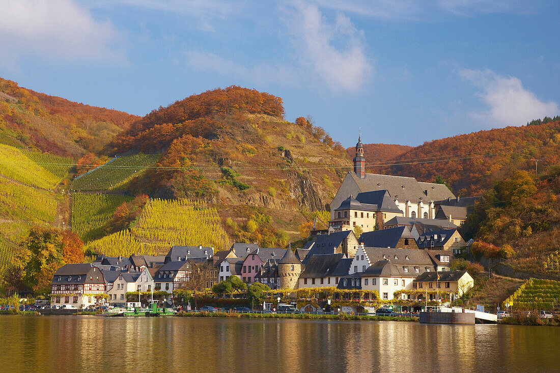 Blick über Mosel auf Beilstein, Rheinland-Pfalz, Deutschland