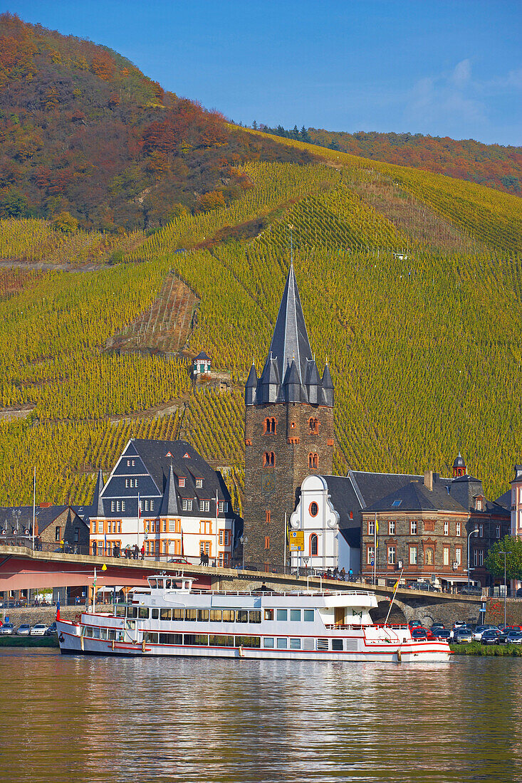 View over river Moselle to St. Michael's church, Bernkastel-Kues, Rhineland-Palatinate, Germany