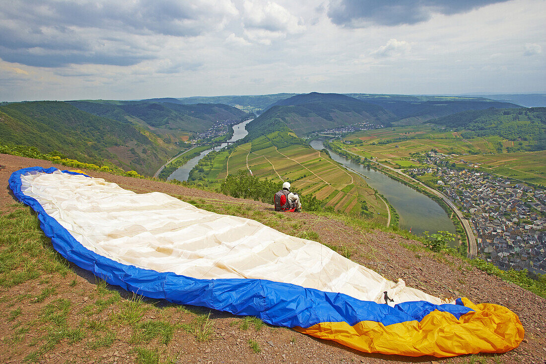 Drachenflieger an Moselschleife bei Bremm, Weinanbaugebiet, Rheinland-Pfalz, Deutschland, Europa