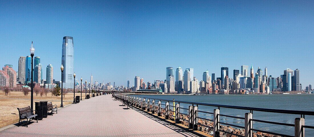 New Jersey and downtown Manhattan skylines, New York City, USA
