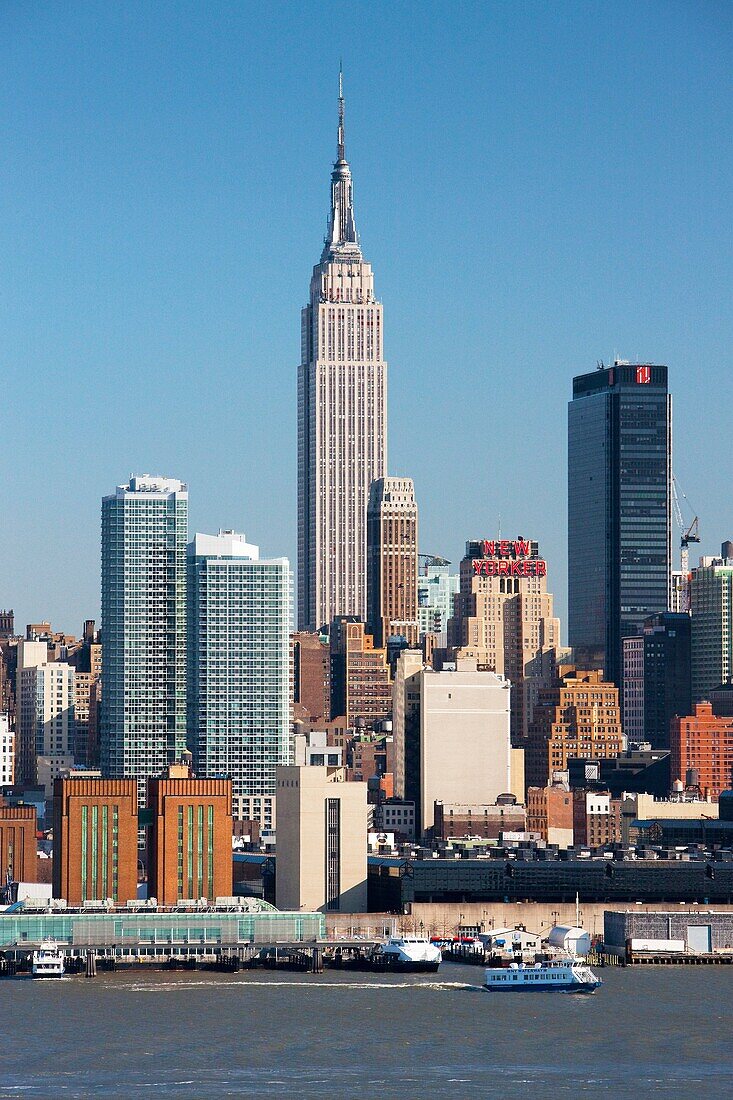 Empire State Building, Midtown Manhattan skyline across Hudson River from New Jersey, New York City, USA