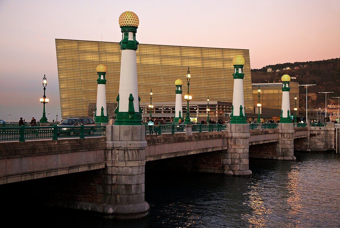 Kursaal-Palast des Architekten Rafael Moneo und Zurriola-Brücke über den Fluss Urumea am Abend, Donostia, San Sebastian, Gipuzkoa, Euskadi, Spanien