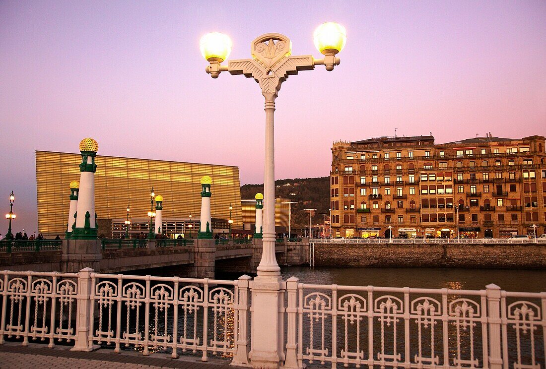 Kursaal-Palast des Architekten Rafael Moneo und Zurriola-Brücke über den Fluss Urumea am Abend, Donostia, San Sebastian, Gipuzkoa, Euskadi, Spanien