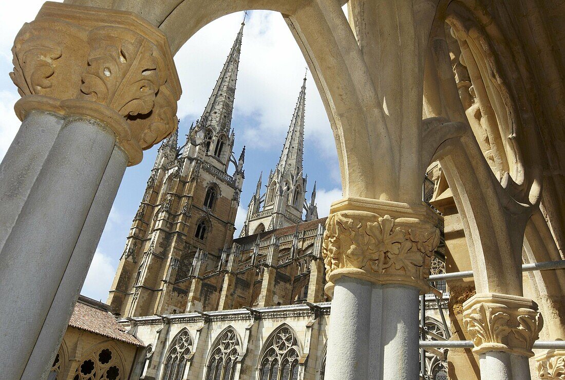 Kreuzgang, Sainte-Marie-Kathedrale, Bayonne. Französisches Baskenland, Aquitanien, Pyrenäen-Atlantiques, Frankreich