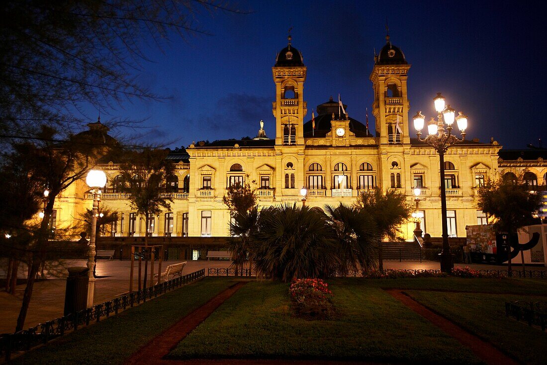 Rathaus am Abend, San Sebastian, Donostia, Gipuzkoa, Baskenland, Spanien