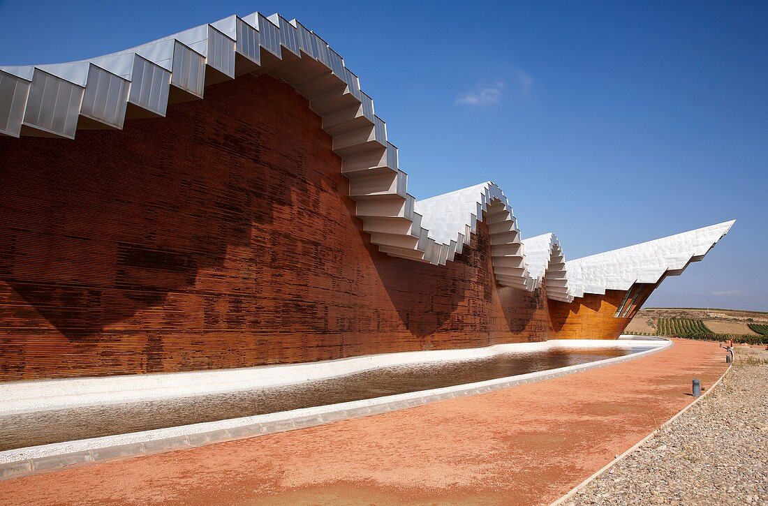 Gebäude der Weinkellerei Ysios des Architekten Santiago Calatrava, Laguardia, Rioja Alavesa, Araba, Baskenland, Spanien