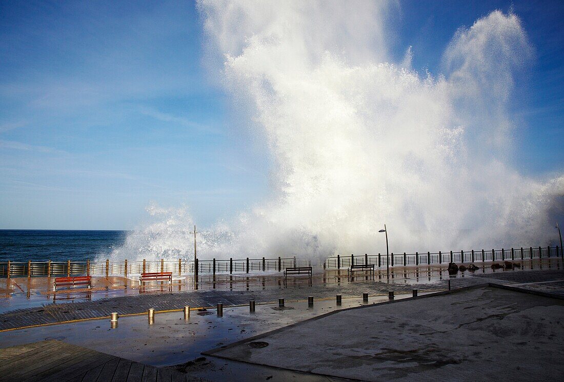 Brechende Wellen am Paseo Nuevo, San Sebastian, Guipuzcoa, Baskenland, Spanien