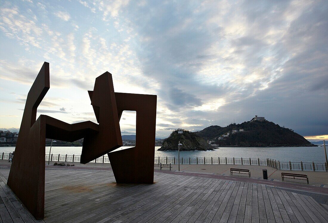 Bucht La Concha am Abend, 'Construccion Vacia, Skulptur von de Jorge Oteiza im Vordergrund, San Sebastian, Donostia, Gipuzkoa, Euskadi, Spanien