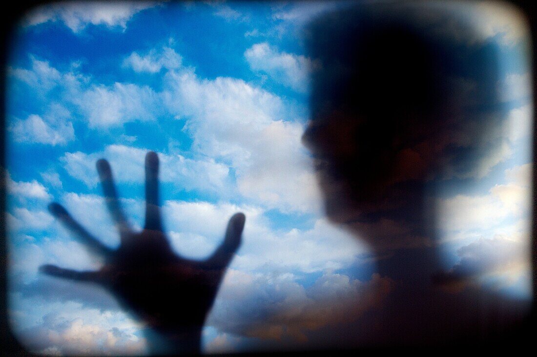 Persona y cielo con nubes, Person and sky with clouds