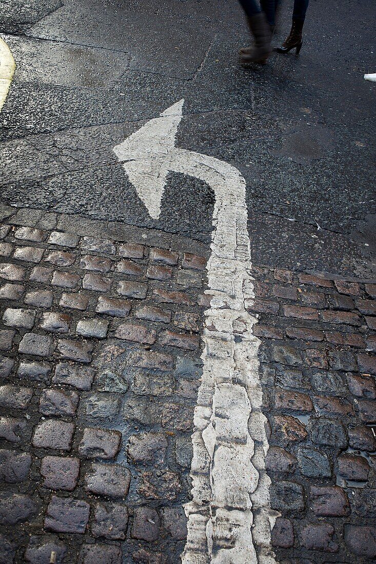 Asphalt, Aussen, Bürgersteig, Draufsicht, Drehen, Ecke, Farbe, Konzept, Pfeil, Pflasterstein, Richtung, Schild, Straße, Symbol, Tag, Verkehrsmittel, Verkehrszeichen, Verpflichtung, Vertikal, Von oben gesehen, B75-975857, AGEFOTOSTOCK