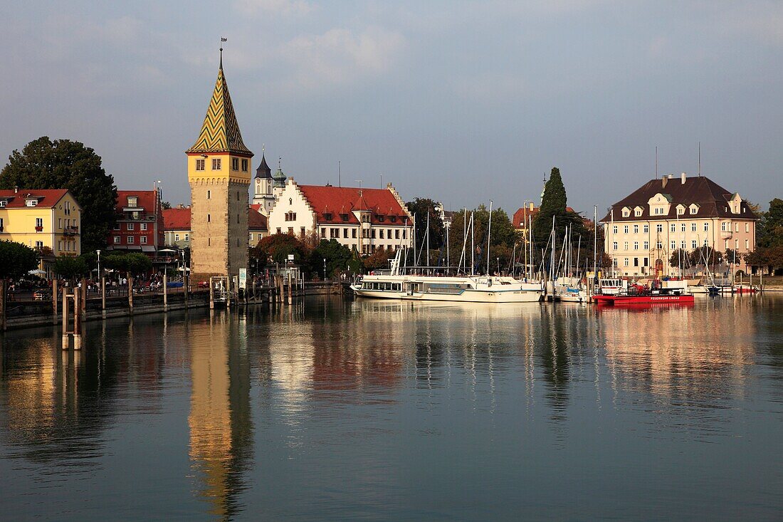 Germany, Bavaria, Lindau im Bodensee, Mangturm tower, harbor