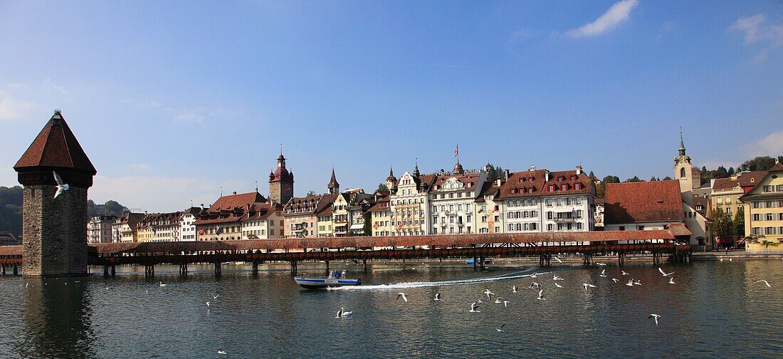 Switzerland, Lucerne, Luzern, old town skyline, Kapellbrücke bridge