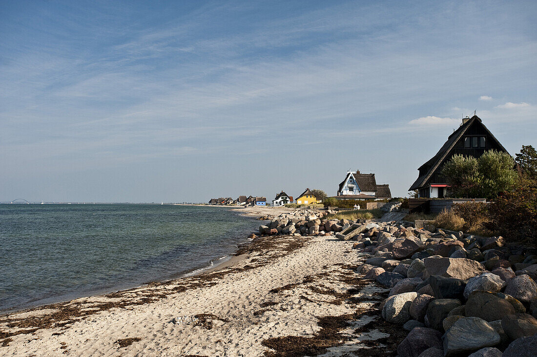 Häuser am Strand der Halbinsel Graswarder, Heiligenhafen, Ostsee, Schleswig-Holstein, Deutschland