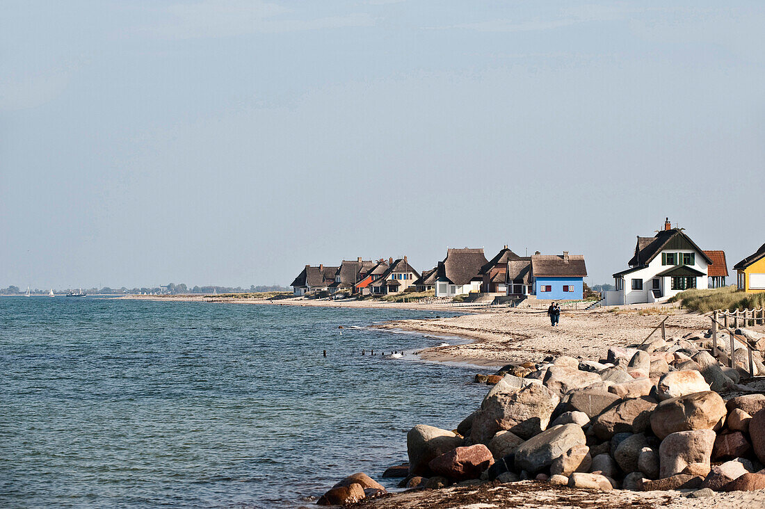 Häuser am Strand der Halbinsel Graswarder, Heiligenhafen, Ostsee, Schleswig-Holstein, Deutschland
