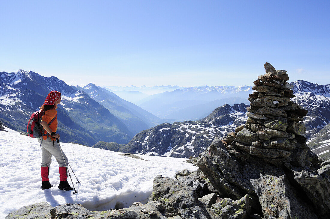 Frau steht vor Steinmann und blickt auf Südtiroler Berge und Dolomiten, Wilder Freiger, Ridnauntal, Stubaier Alpen, Südtirol, Italien