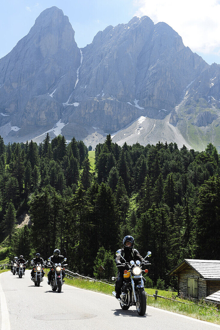 Gruppe Motorradfahrer fahren auf Bergstraße, Peitlerkofel im Hintergrund, Dolomiten, UNESCO Weltkulturerbe Dolomiten, Südtirol, Italien