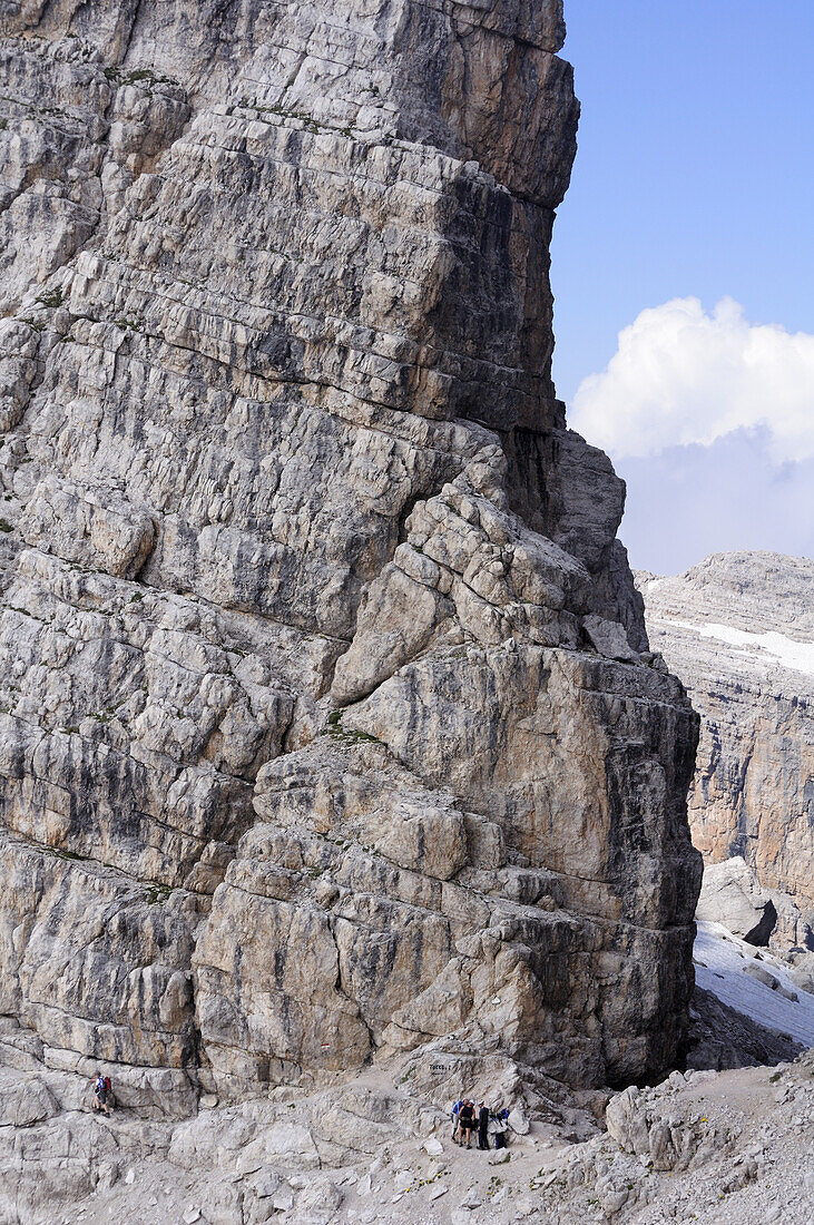 Bergsteigergruppe steht am Beginn des Klettersteigs, Bocchetteweg, Brenta, Dolomiten, UNESCO Weltkulturerbe Dolomiten, Trentino, Italien
