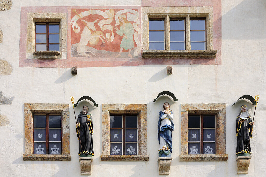 Hausfassade mit Fenster, Heiligenfiguren und Malerei, Kloster Müstair, Müstair, UNESCO Weltkulturerbe Müstair, Graubünden, Engadin, Schweiz
