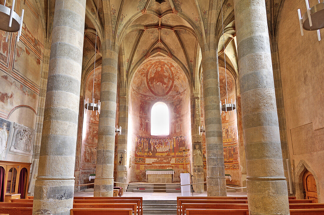 Innenaufnahme der Kirche St. Johann mit Altar und karolingische Fresken, Kloster Müstair, Müstair, UNESCO Weltkulturerbe Müstair, Graubünden, Engadin, Schweiz