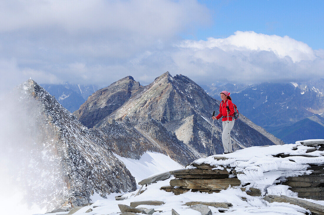 Frau wandert über verschneiten Grat, Hoher Sonnblick, Goldberggruppe, Hohe Tauern, Salzburg, Österreich