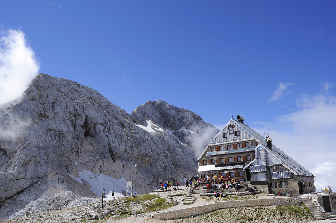 Triglavhütte und Triglav, Triglavski dom, Triglav, Nationalpark Triglav, Julische Alpen, Slowenien