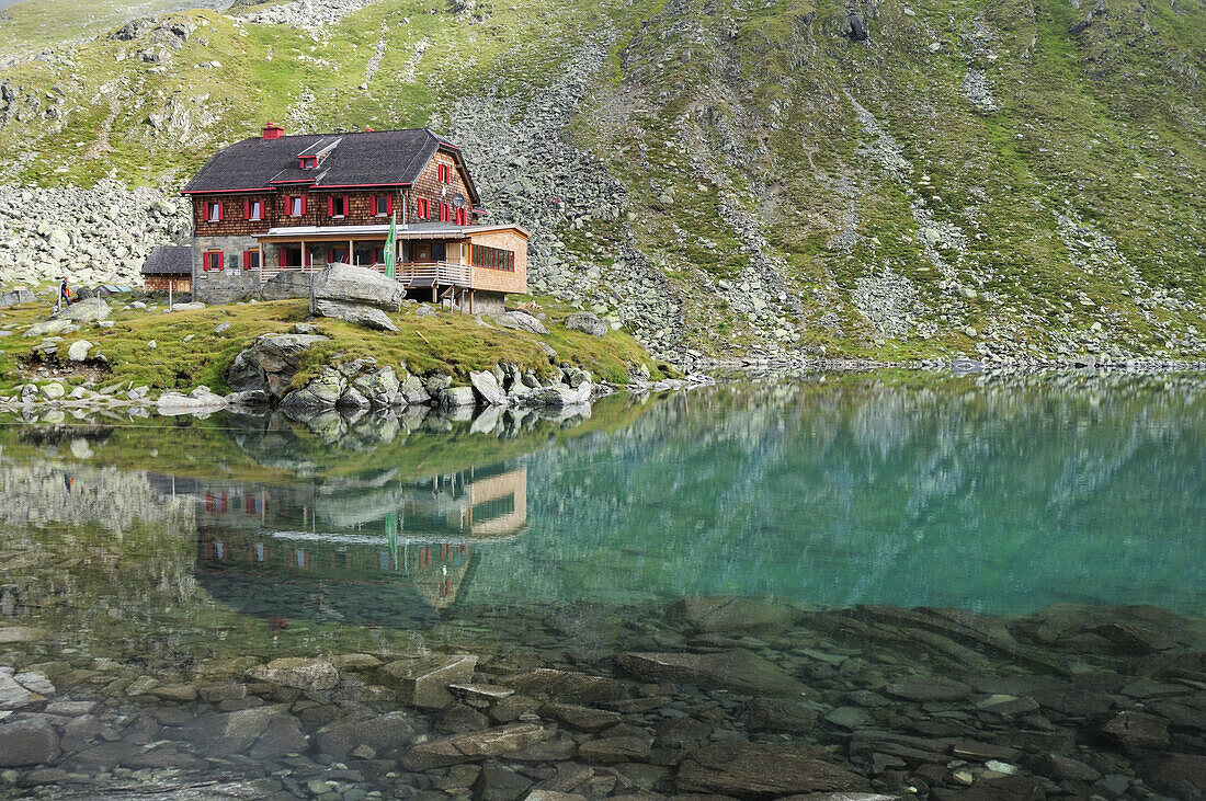 Alpine Hut, Arthur von Schmid Huette at lake Doesenersee, Mallnitz, Ankogel range, Hohe Tauern, Carinthia, Austria