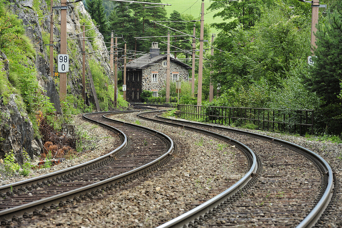 Bahngleise verläuft in Kurven, Semmeringbahn, UNESCO Weltkulturerbe Semmeringbahn, Niederösterreich, Österreich