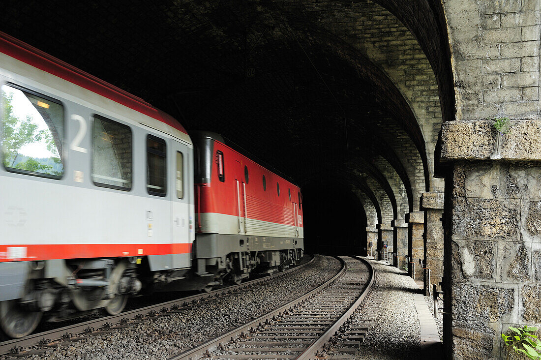 Zug fährt in Tunnel ein, Semmeringbahn, UNESCO Weltkulturerbe Semmeringbahn, Niederösterreich, Österreich