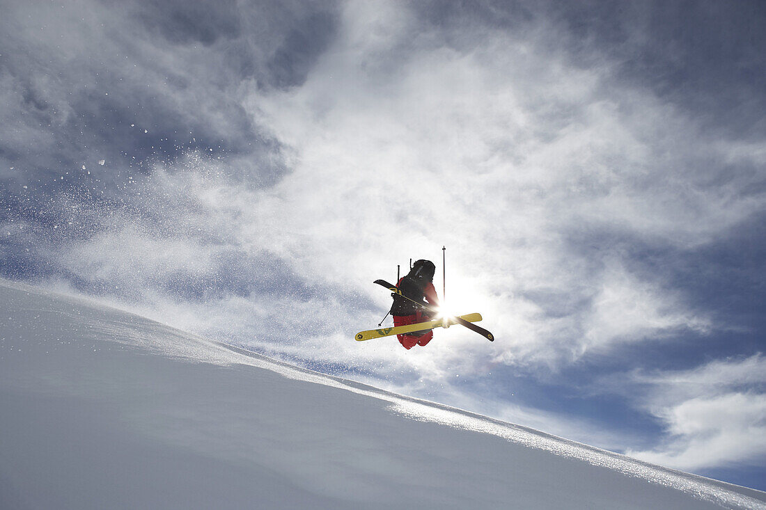 Skifahrer springt, Pischa, Davos, Kanton Graubünden, Schweiz