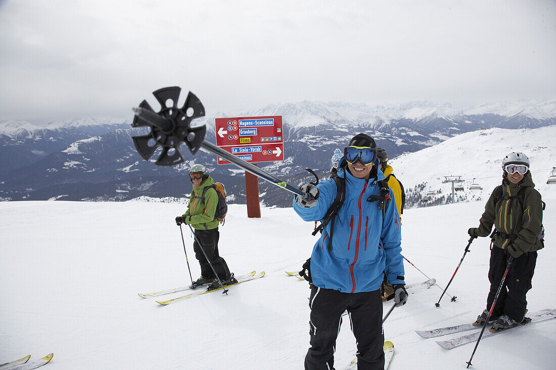 Gruppe Skifahrer auf Skipiste, Flims, Kanton Graubünden, Schweiz