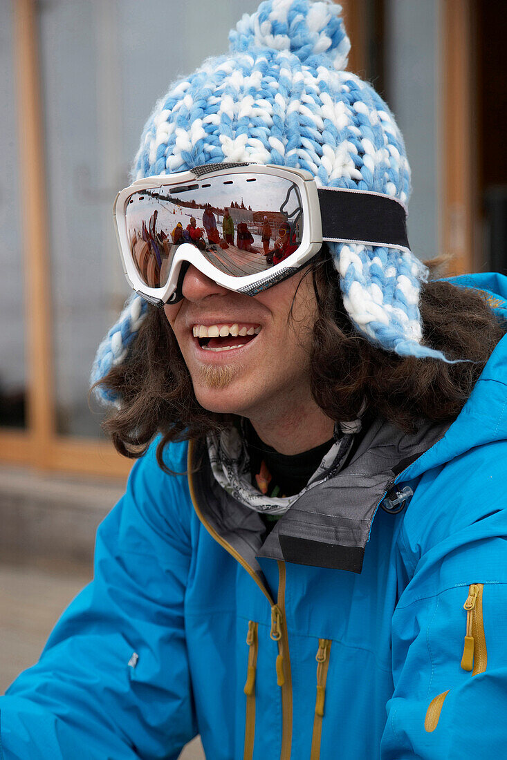 Mann mit Wollmütze und Schneebrille, Flims, Kanton Graubünden, Schweiz