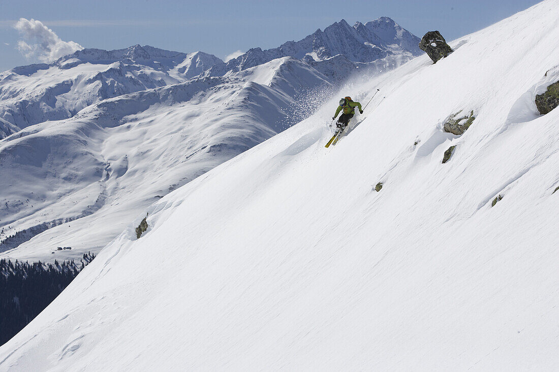 Skifahrer fährt bergab, Disentis, Oberalppass, Graubünden, Schweiz