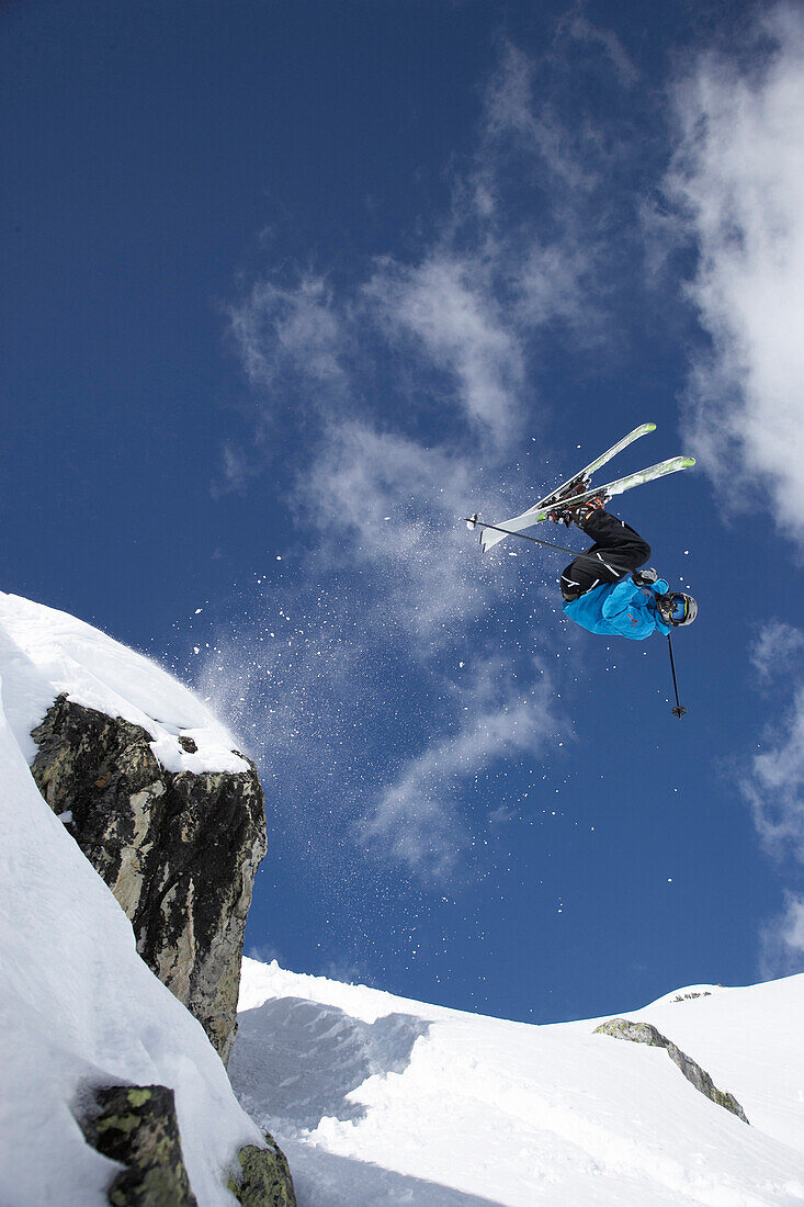 Skifahrer springt einen Salto, Disentis, Oberalppass, Kanton Graubünden, Schweiz