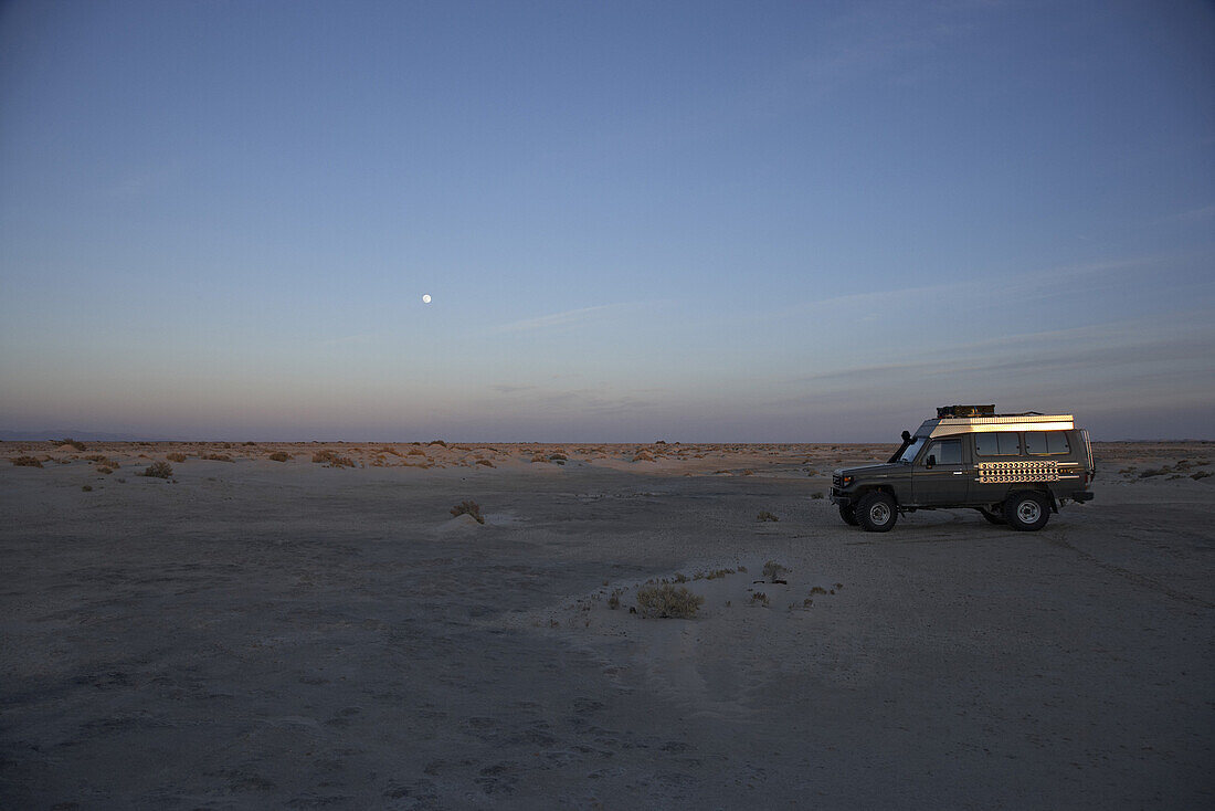 Toyota Landcruiser in der Wüste bei Sonnenuntergang, Chott El Jerid, Tunesien, Afrika
